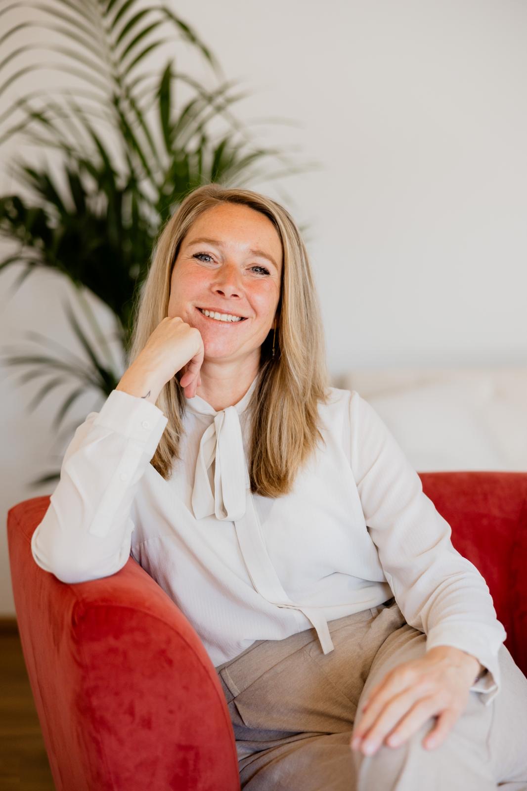 Berit Weise im roten Sessel